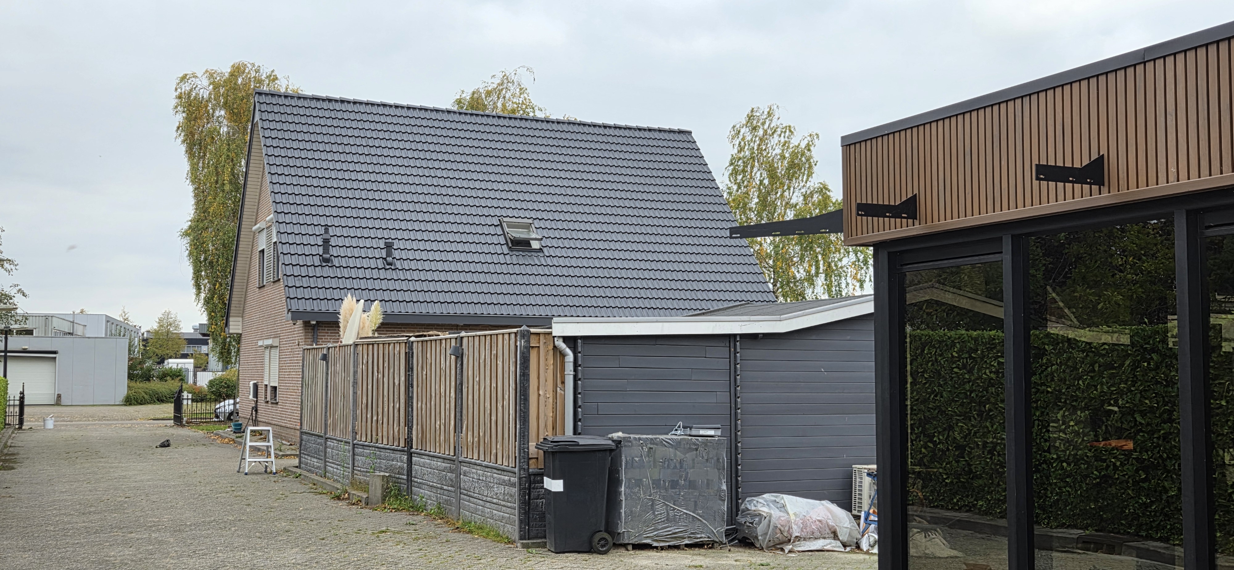 Dakpannen coating donker dak zijaanzicht | Dakreinigingsdiensten