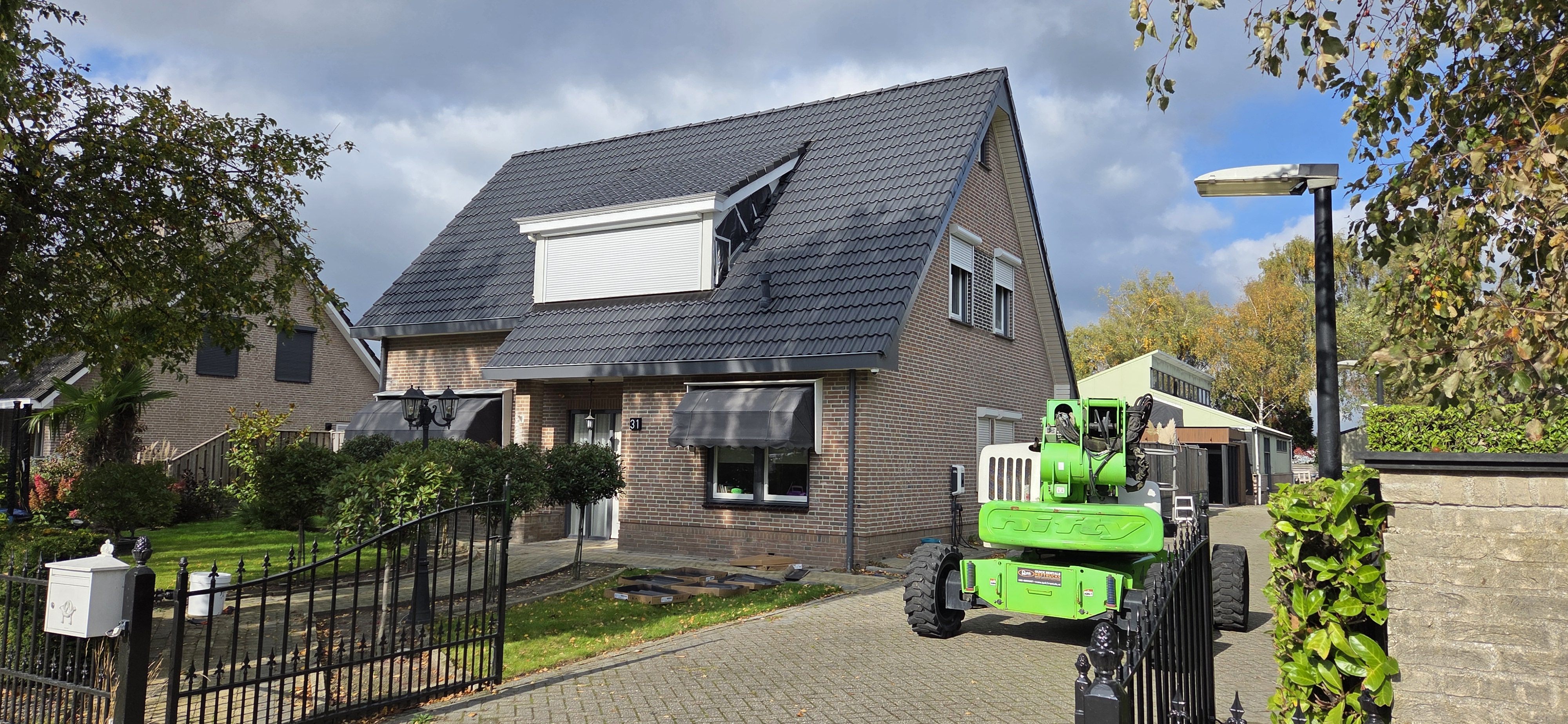 Dakpannen coating met hoogwerker project | Dakreinigingsdiensten