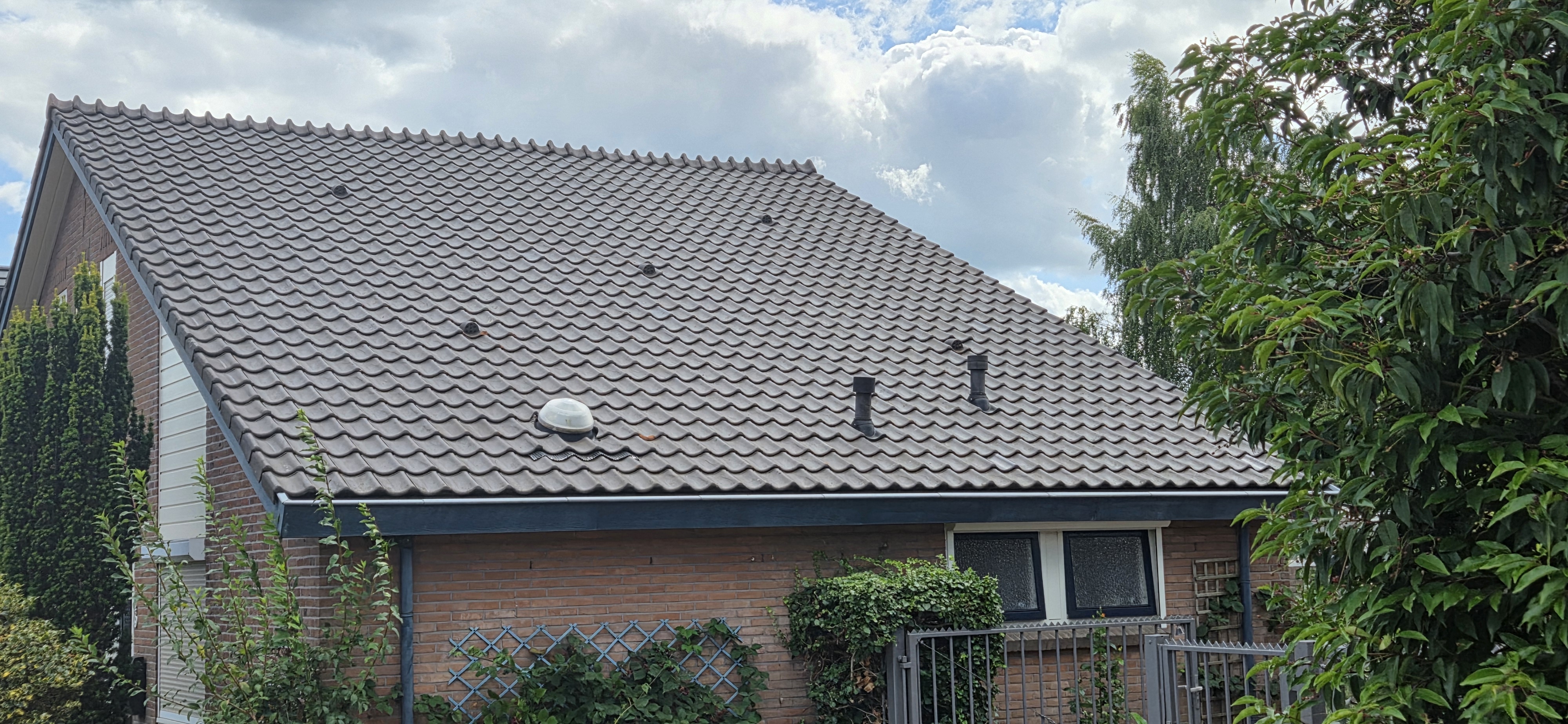 Dakpannen reinigen bruin dak project | Dakreinigingsdiensten