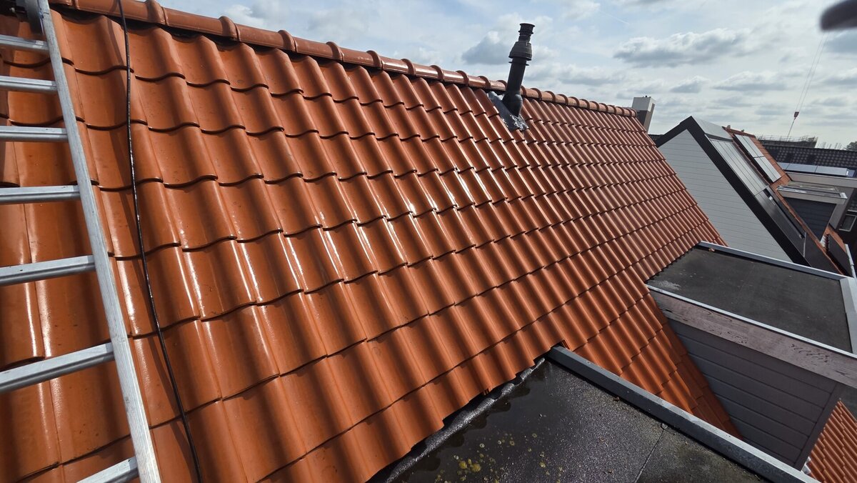 Dakpannen reinigen en impregneren oranje dak | Dakreinigingsdiensten