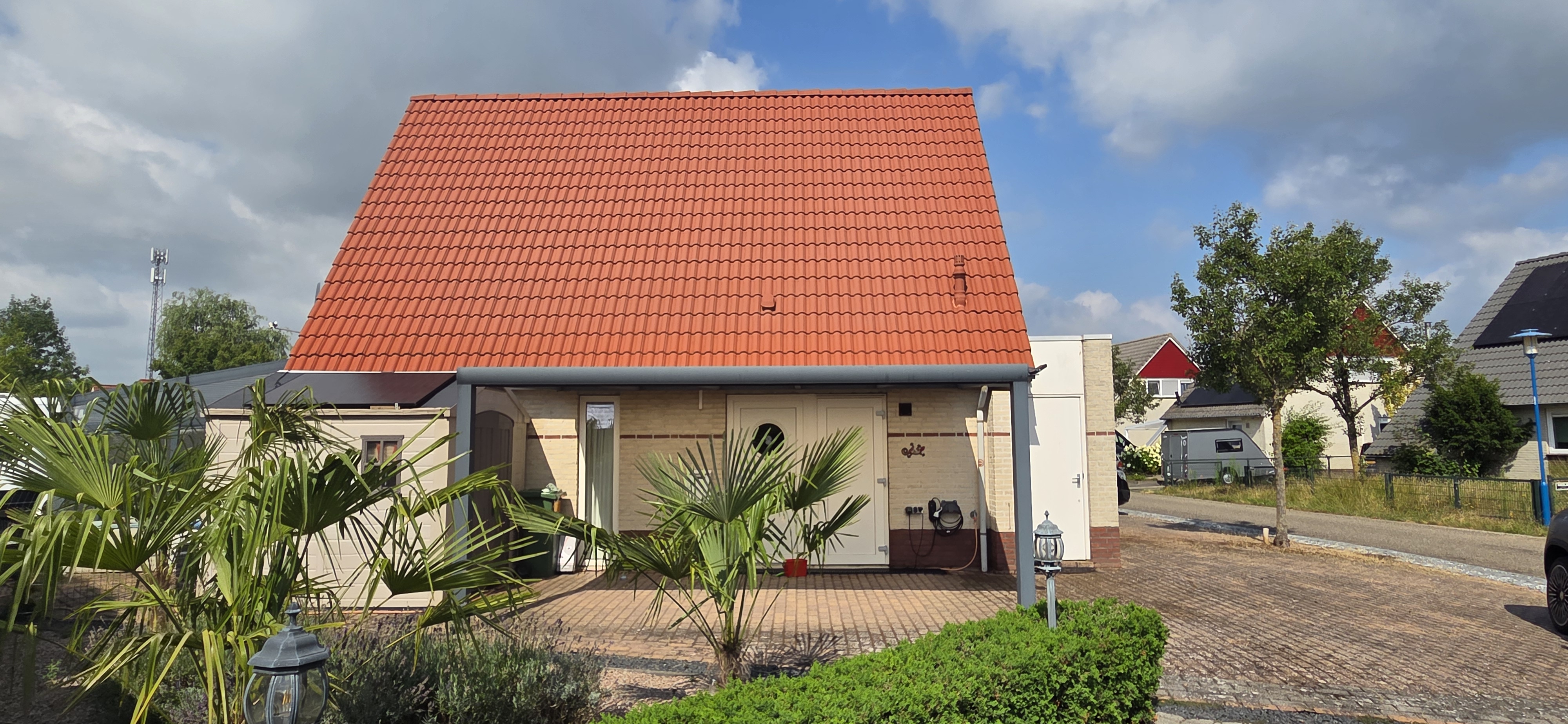 Dakpannen reinigen rood dak project | Dakreinigingsdiensten